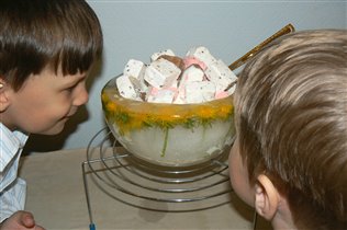 Ледяная ваза с одуванами.В вазе подаётся мороженое