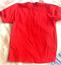 красная однотонная футболка