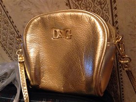 Типа косметичка золотая вместительная