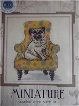 мопс на кресле