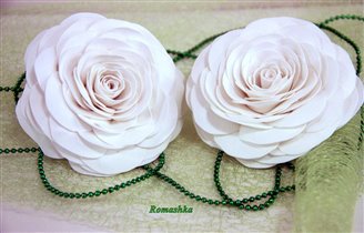 Белые розы на резинках.