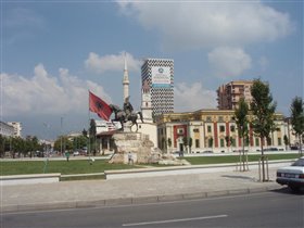Тирана, в центре