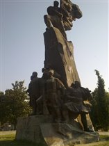 Влёра, снова памятник героям