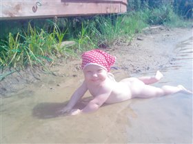 Эмилия,первый раз купалась на берегу озера.