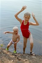 С сестрёнкой весело купаться!