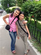 Помп де люкс (справа, серые штаны и туника)