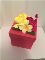подарочная коробочка украшенная цветами 