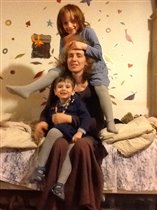 на голове у мамы