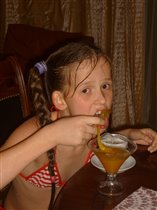 Вы не знали? Ну так вот: Катя любит кушать мёд!!!!
