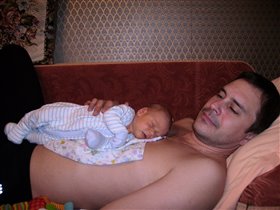 А еще мне нравится спать у папы на животе