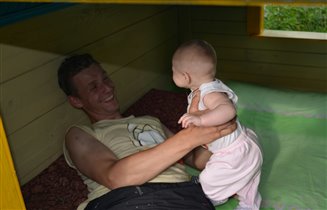 папа с Аленкой в домике