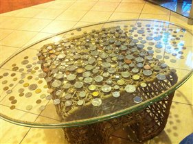 Столик с монетами