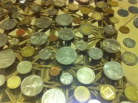 Столик с монетами - фрагмент