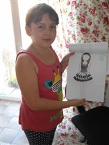 Дочка Ульяна придумывает дизайн одежды.