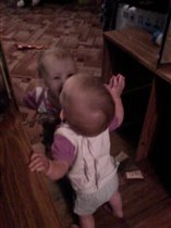 доча  целует себя в зеркале