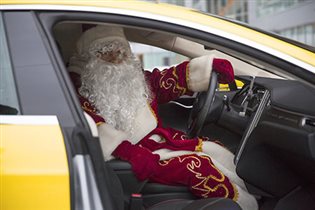 Деды Морозы за рулём Яндекс.Такси