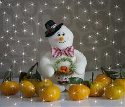 снеговичок с мандаринками ( плетение иглой)