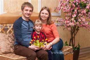 Красавица Вика с родителями на фруктовом мк
