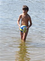 Мальчик, мячик и вода
