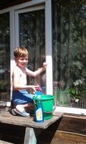 Мой помощникпомогает мыть окна