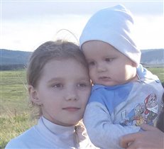 Эльвира и Демид больше чем сестра и брат)))