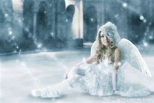 Девушка ( ангел) сидит в лучах солнца на льду.