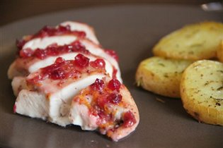 Куриные грудки в брусничном соусе