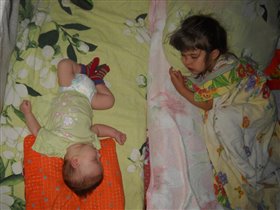 сестрички сладко спят 