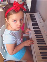 Юная пианистка 