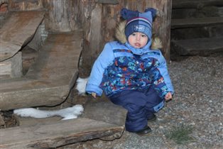 Ярослав зимой в лесу у сказочного домика