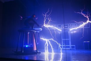 Новогоднее Тесла-Шоу «В поисках украденного электричества»