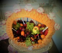 Корзина из тыквы с ягодами и фруктами