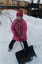 Помощница в расчистке двора от снега.