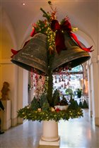 Новогодние украшения: огромные колокола и стеклянные шары от ALESSI в Hotel de Russie