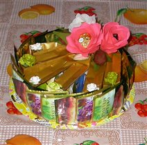 торт из чая со сладкими орешками и цветочками