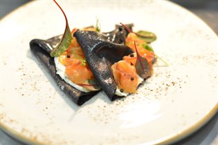 Черные блины с лососем - рецепт с фото