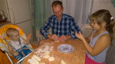 Семейное приготовление любимых 'Сосисок в тесте'