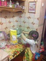 Доча помогает маме делать тесто на блины