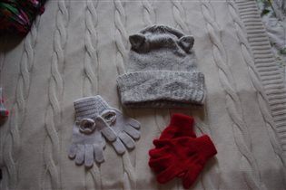 шапка 56+две пары перчаток-400