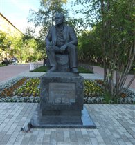 Памятник В.С. Пикулю в Мурманске