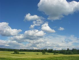 Летнее небо и облачка над ярославским шоссе.