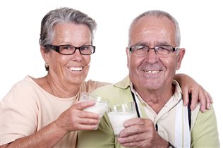 Японские ученые заявляют: молоко вредно для пожилых людей