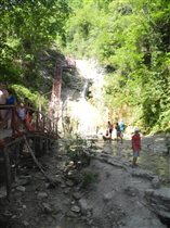 Лестница к одному из водопадов, мостик через речку