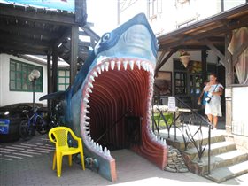 Вход в океанариум в Архипо-Осиповке -челюсть акулы