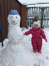 Первый снег со снеговиком ) 