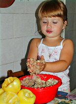 Дочурка помогает готовить ужин маме)