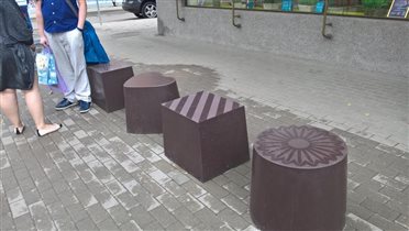 скамеечки перед музеем шоколада Laima