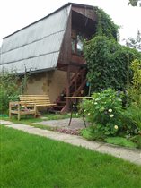 это гараж /вход на второй этаж