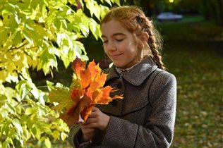 Доченька Арина с кленовыми листьями в руках