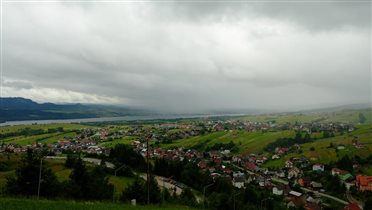 Вид с горы на  Клюшковце и водохранилище.